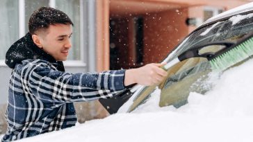 mandat za odśnieżanie samochodu przy włączonym silniku