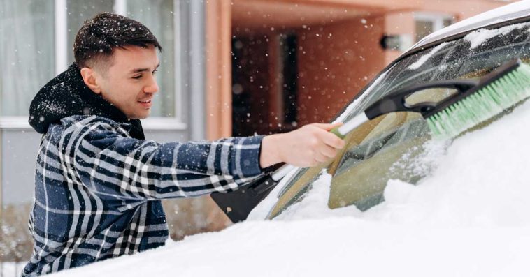 mandat za odśnieżanie samochodu przy włączonym silniku