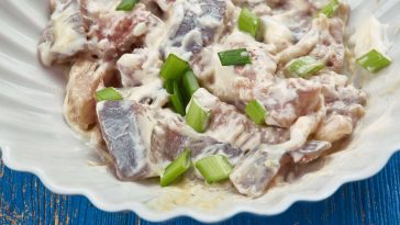 śledzie w śmietanie z rodzynkami