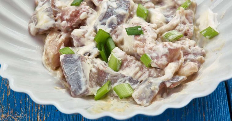 śledzie w śmietanie z rodzynkami