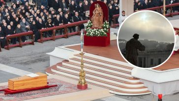 benedykt xvi pogrzeb krzyż na niebie