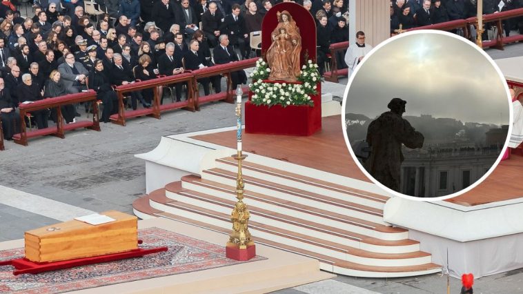 benedykt xvi pogrzeb krzyż na niebie