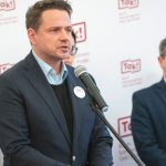 ile zarabia rafał trzaskowski