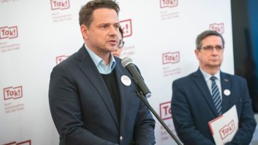 ile zarabia rafał trzaskowski