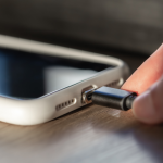 ładowanie telefonu w nocy