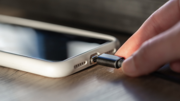 ładowanie telefonu w nocy