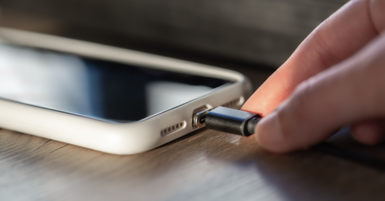 ładowanie telefonu w nocy