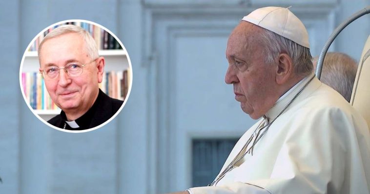 papież w białej kurtce