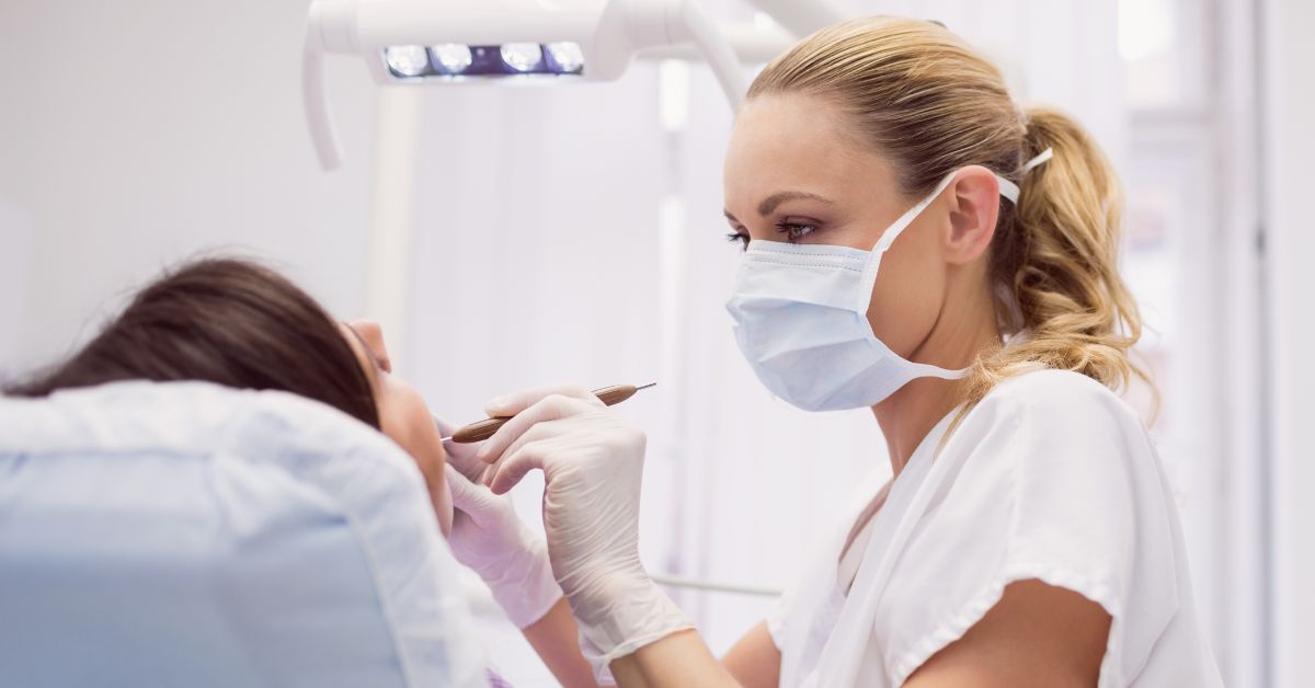 Koniec z drogimi wizytami u dentysty. Polacy znaleźli patent na darmowe leczenie