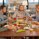 niewygodne pytania rodzina przy stole