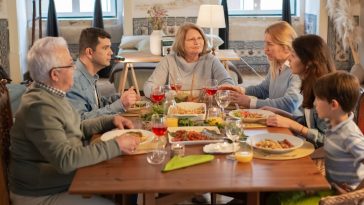 niewygodne pytania rodzina przy stole