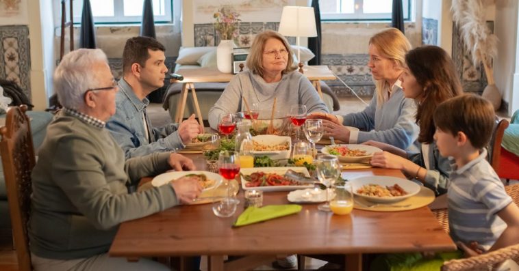 niewygodne pytania rodzina przy stole