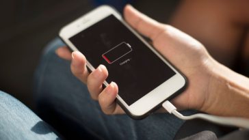 czy można zostawić ładowarkę w gniazdku