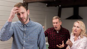 rozmowy o polityce w pracy