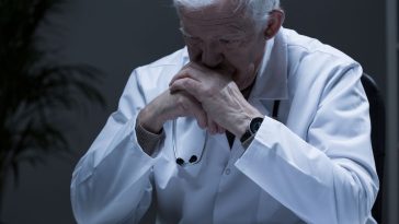 wiek lekarzy w polsce