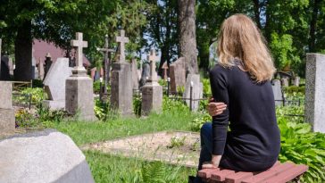 jak zachować się na cmentarzu