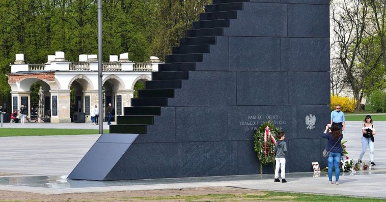 kaczyński pomnik smoleński wieniec