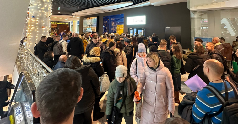 ukraincy w kolejce po paszporty