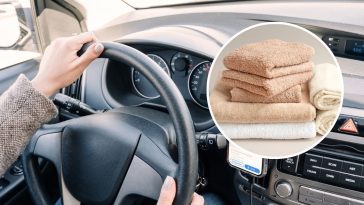 gorący ręcznik w samolocie