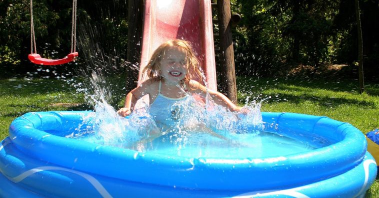 mandat za basen w ogrodzie