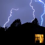 piorun uderzył w dom