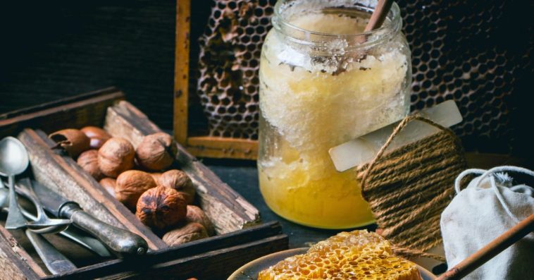 biały nalot na miodzie