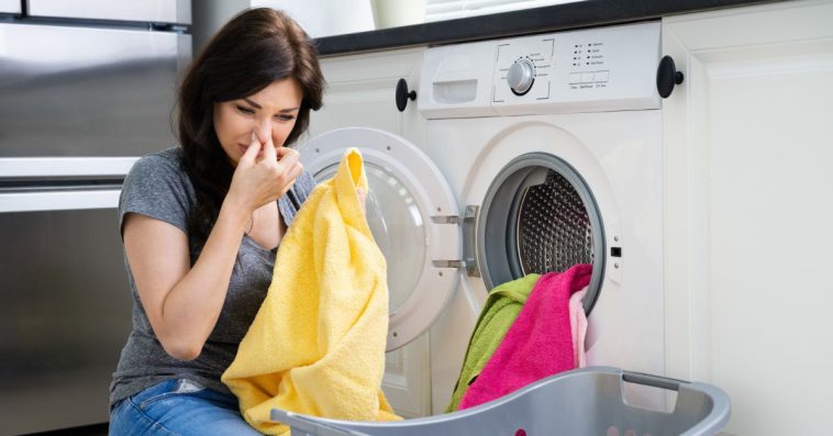Jak usunąć nieprzyjemny zapach z ubrań?