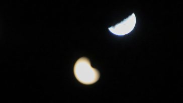 dwa księżyce na niebie