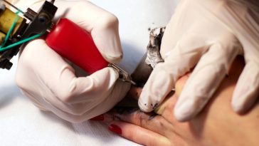 tatuaż trzy kropki na dłoni co oznacza