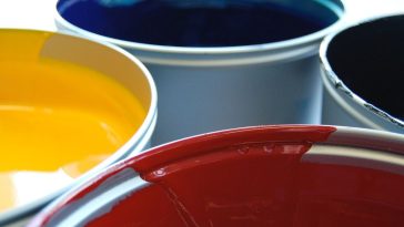 ile schnie farba na ścianie