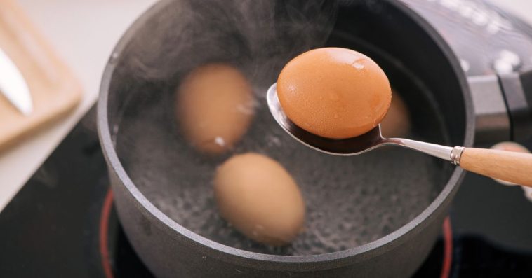 jak-gotowac-jajka-zeby-sie-dobrze-obieraly