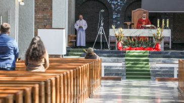 spadek liczby wiernych