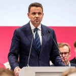 ulhówek trzaskowski obrzucony jajkami