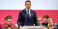 ulhówek trzaskowski obrzucony jajkami