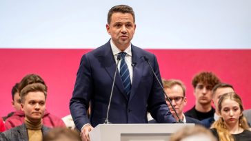 ulhówek trzaskowski obrzucony jajkami