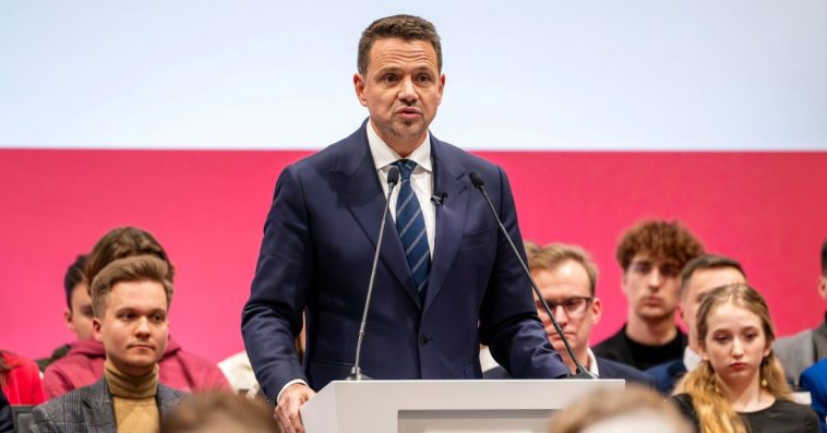 ulhówek trzaskowski obrzucony jajkami