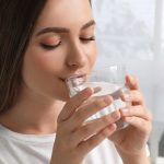 co daje szklanka ciepłej wody na czczo