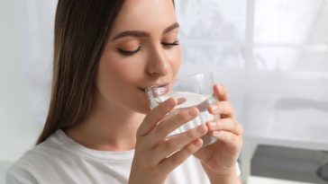 co daje szklanka ciepłej wody na czczo