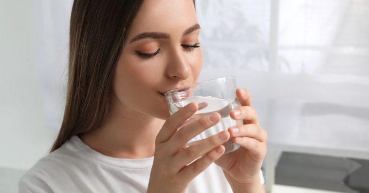 co daje szklanka ciepłej wody na czczo