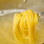 gotowanie makaronu w mleku