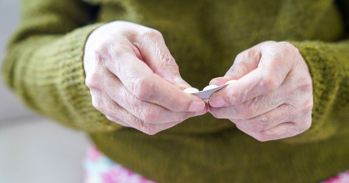 Te witaminy i minerały spowalniają starzenie. Seniorzy powinni je łykać codziennie