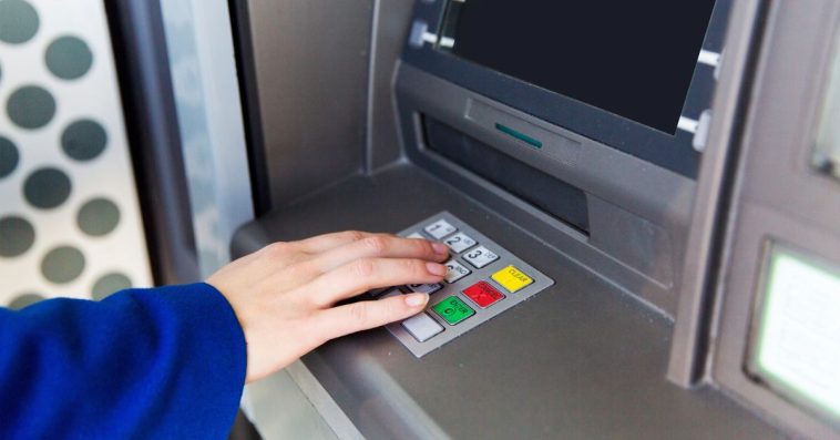 brak gotówki w bankomatach