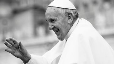 ile zarabia papież pensja papieża