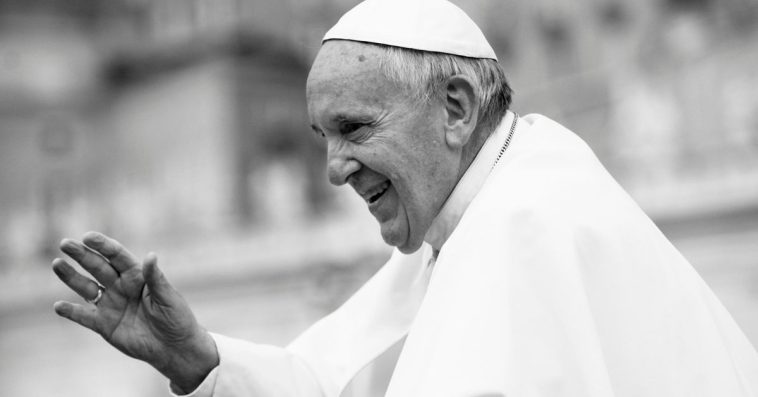 ile zarabia papież pensja papieża