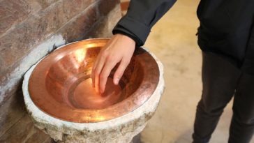 mocz w wodzie święconej