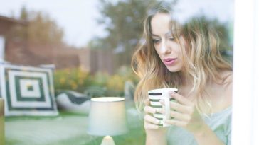 o której godzinie powinno się pić kawę