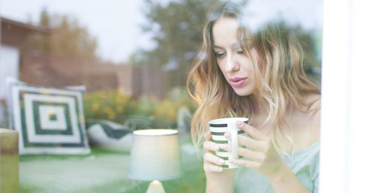 o której godzinie powinno się pić kawę