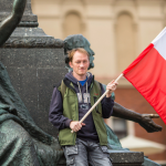 flaga polski jak powinna wisieć