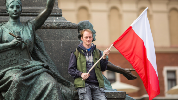 flaga polski jak powinna wisieć