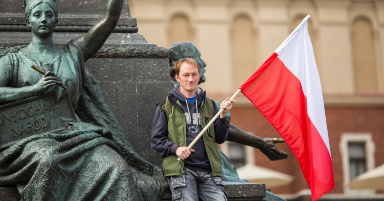 flaga polski jak powinna wisieć